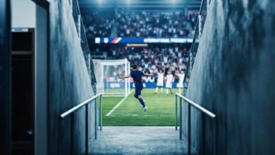 لاعب شاب من منتخب الولايات المتحدة يسجل هدفاً في مباراة ودية دولية