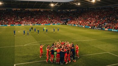 لاعبو منتخب ويلز يحتفلون بالفوز على منتخب النرويج في مباراة ودية دولية بكارديف